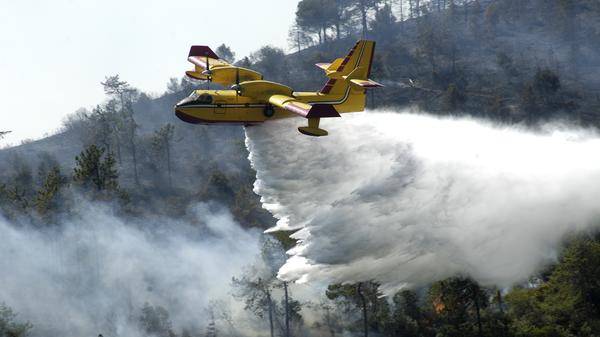 canadair scooper firefighting