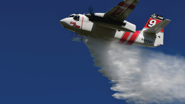 Plane dropping fire retardant